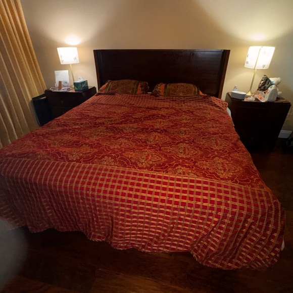 Elegant Red Patterned Bedding Set